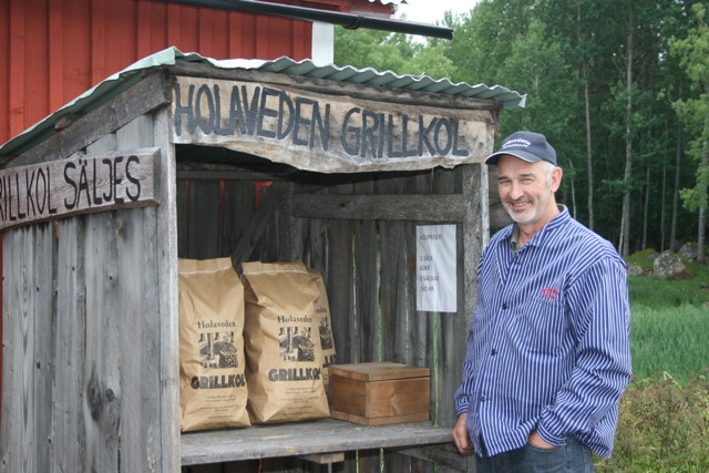 Stellan Thagesson, ordförande i Holavedens handelshus sedan 10 år, vid sin kiosk där han säljer grillkol.