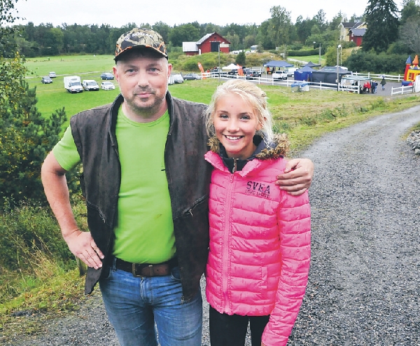 Rickard Hellström med dottern Filippa är verksamma på Ormsätter. I bakgrunden paddocken med alla utställare.