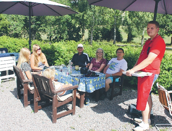 Nu har Herrsäter gårdscafé varit öppet under veckohelgerna sommartid i två år och det kommer att fortsätta nästa sommar. Här serverar Erik Carlsson gästerna iklädd sitt röda förkläde.