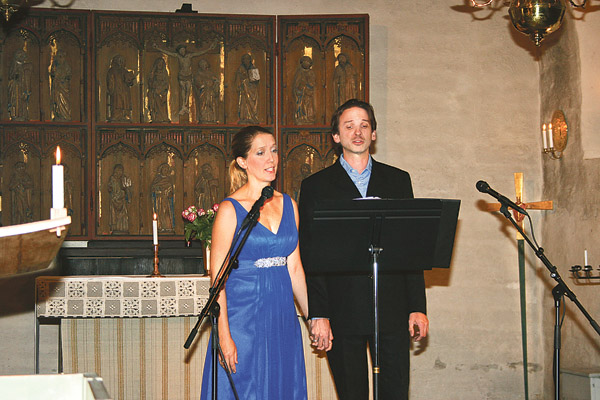 Operasångarna Annika Liljenroth och Wolfgang Veith sjunger i Rogslösa kyrka.