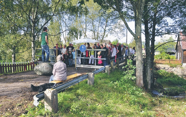 Ordförande Mats Callheim samlade alla besökare vid nyöppningen av bron vid Rakereds kvarn.