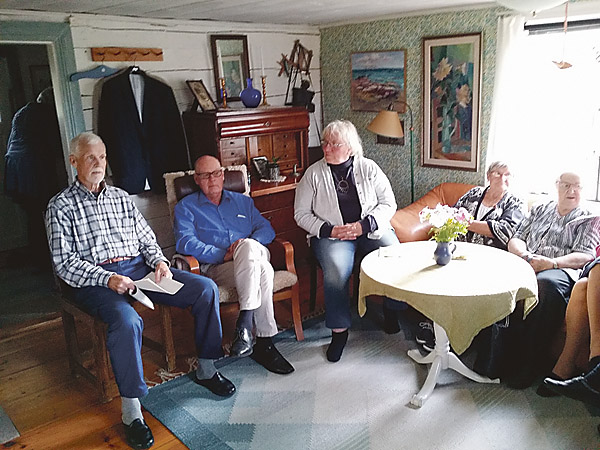 Tranåsbygdens lyrik- och skrivarklubb samlade i huset där diktaren Teodor Hultgren föddes. Olle Karlsson, till vänster, berättade om husets historia.