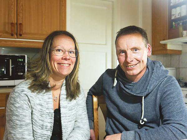 Helena Nilsson och Mikael Ström vid köksbordet hemma i Åstugan. Sedan sommaren 2013 bor de tillsammans i stugan som ligger strax utanför Strålsnäs.
