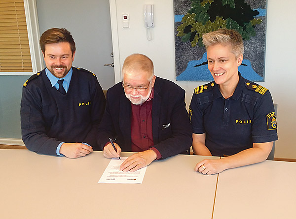 Samverkansavtalet (nedan) diskuterades av kommunpolis Joel Gerdin, kommunalrådet Sven Inge Karlsson (C) och polisområdeschefen Anna Lindquist.