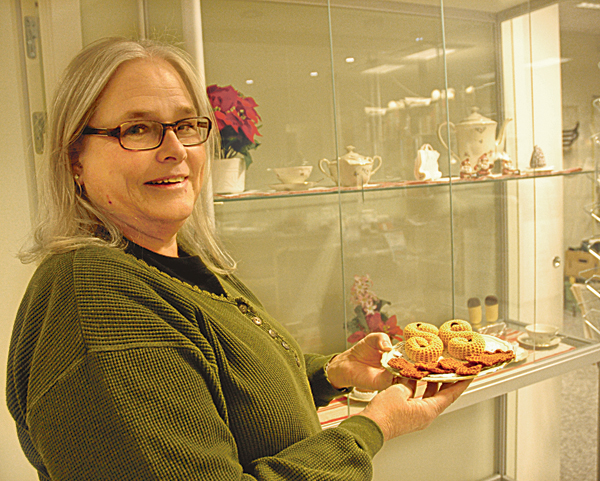Virkerskan Kerstin Karlsson plockar fram ”fikat” ur en monter på biblioteket i Horn. Lussekatter och pepparkakor, men här frestar även lakritskonfekt, kakor, bakelser och en tårta.