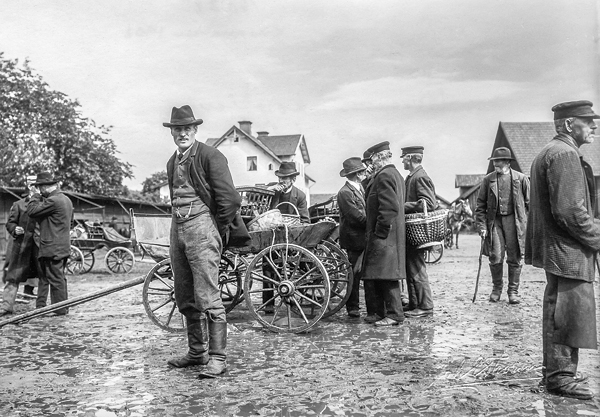 Marknad i Kisa 1902. I mitten av bilden står Werenius i Korpklev.