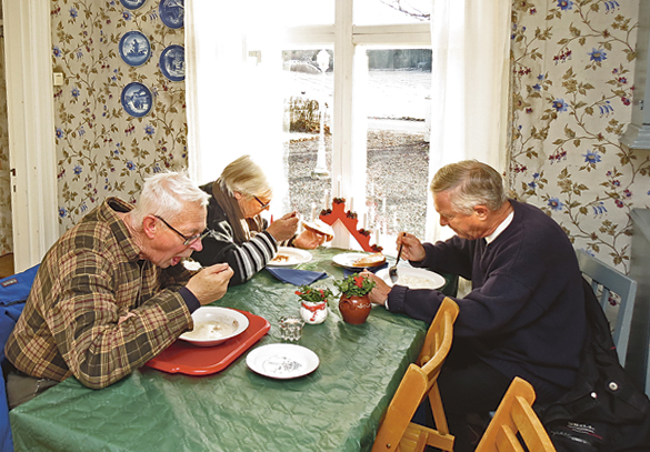 Här slevas det in julgröt med tillhörande skinksmörgås på julmarknaden i Lill Åby. Från vänster ser vi Håkan Cidh, Anita Persson och Anders Testor.