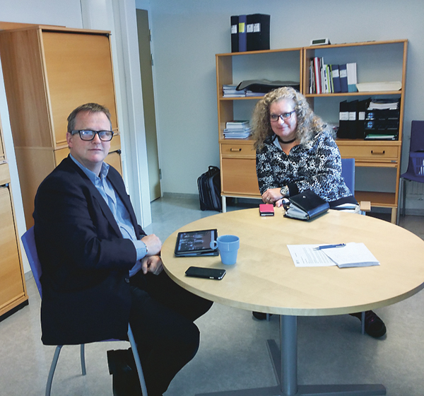 Mikael Palm och Elisabeth Murari planerar flyktingmottagandet i Ydre tillsammans.