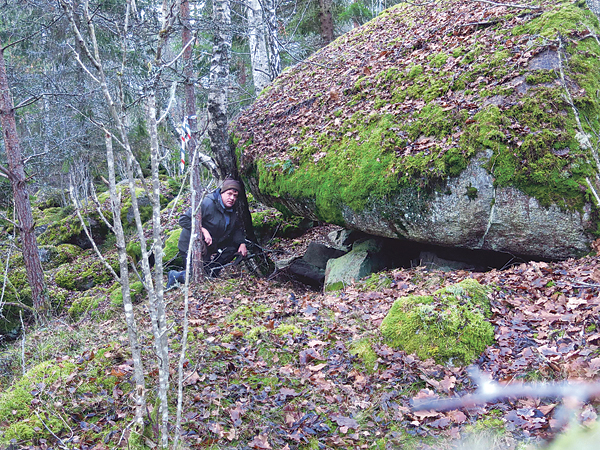 I Österskogens mer otillgängliga delar hade Skogs-Sara sin koja för mellan 100 och 150 år sedan. Artikelförfattaren har tagit plats vid stenen.
