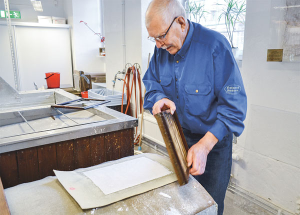 Bo Johansson nyttjar de gamla formarna som en gång i tiden användes innan pappersmaskinerna gjorde sitt intåg i papperstillverkningen.