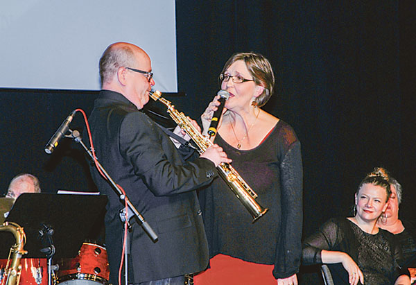 Karin Westberg och tenoristen Esa Falkenroth i ett Monica Zetterlundnummer.