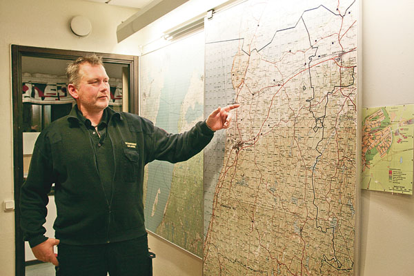 Mats Jansson visar på kartan över Ödeshögs kommun. Det gäller att kunna geografin när man arbetar med beredskap och räddning.