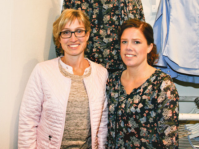 Jennie Andersson och Karin Samuelsson i kläder från den egna butiken.