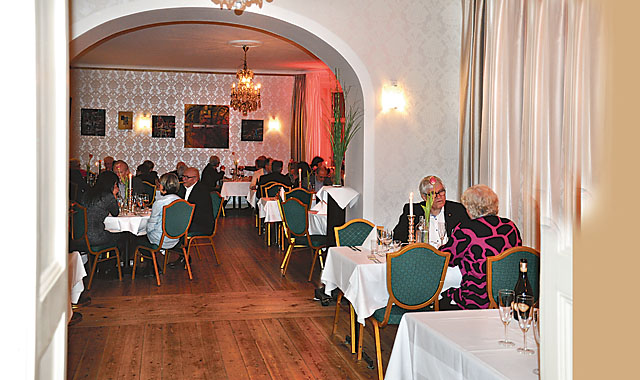 Efter konserten serverades trerätters i stadshotellets matsal.