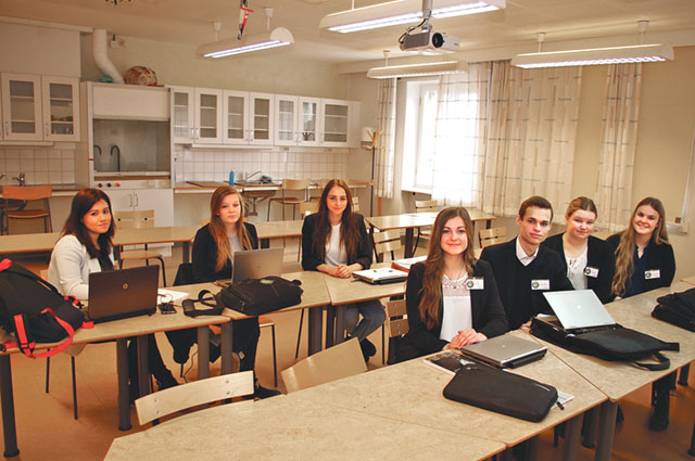 Sju av nio elever i klass NA 13 på Nyströmska skolan i Söderköping studerar Miljö-och energikunskap som tillval sista läsåret