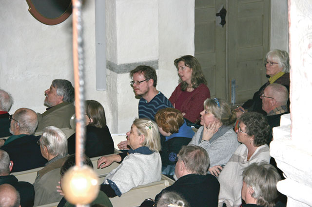 Publik fyller Örberga kyrka. “Det är väl ingen som ska spela orgel i dag”, säger en man och sätter sig på organistens plats.