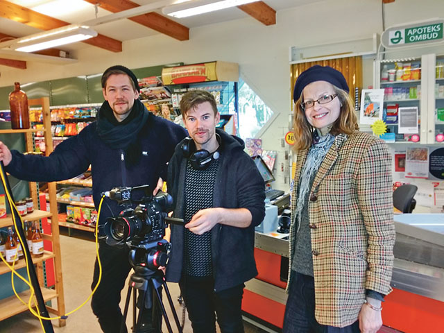 Filmteamet med Malla Grapengiesser, uppvuxen på Norrby stora gård i Asby, och de båda kameramännen Per Bifrost och Alexander Ryneus