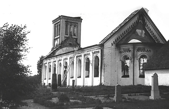 Ytterväggar och en del av tornet står kvar av 1881 års kyrka i Malexander efter den ödesdigra branden 1929.