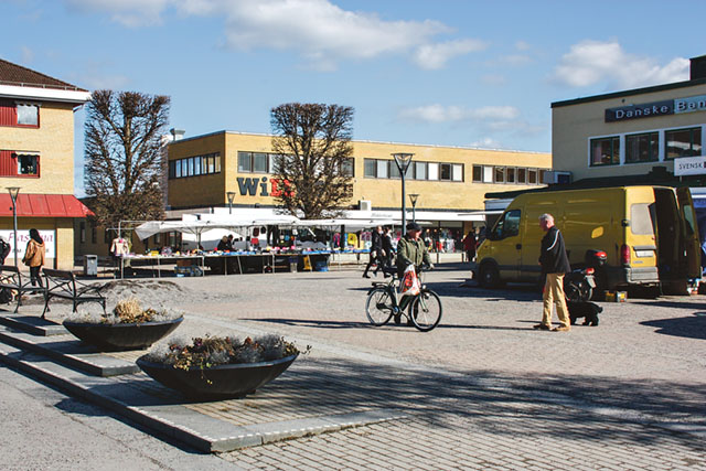 Stora torget med Domushuset på andra sidan av Adelswärdsgatan som det ser ut idag.