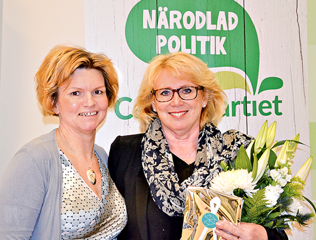 Lena Ek fick ta mot utmärkelsen Guldnålen för sina insatser inom Centerpartiet. Här tillsammans med partivännen Karin Jonsson, nyomvald distriktsordförande