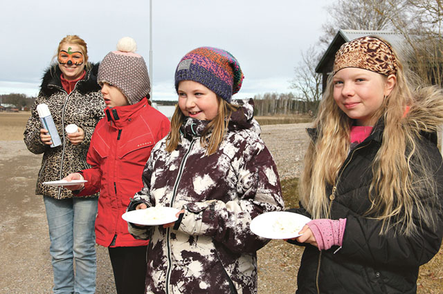 Kastare redo! En ansiktsmålad Emma Karlsson förser fv Karin Enefjord, Stina Enefjord och Miranda Hagström med ”ammunition”.