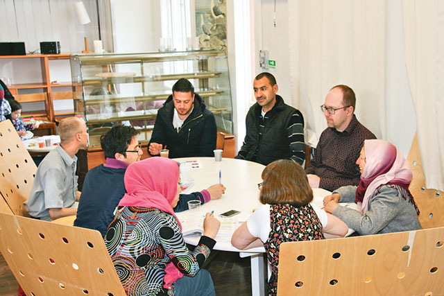 Deltagare samlas runt bordet i bankettsalen i Trehörna före detta skola.