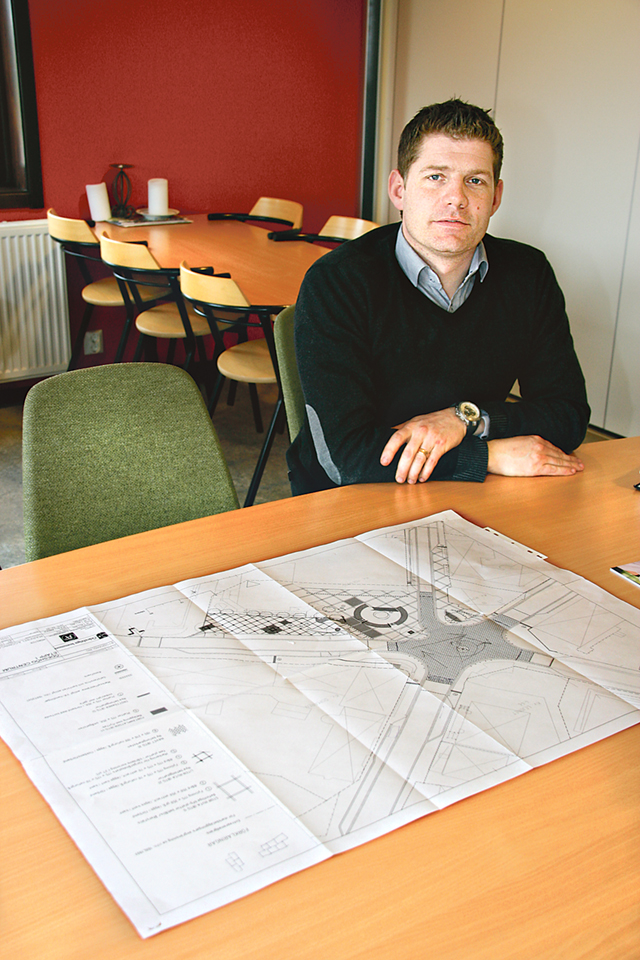 Kommunens och Ödeshögsbostäders tekniske chef Emil Wissman med en skiss över torget i Ödeshög.