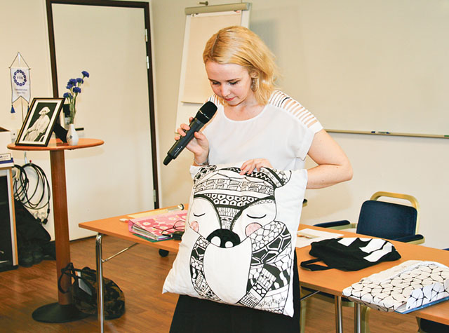 Maja Meurling är årets FÖB-stipendiat. Här visar hon en kudde som hon gjort.