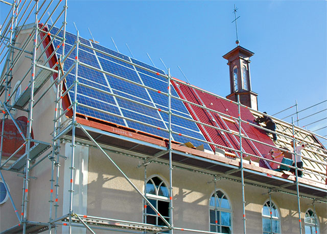 Taket på Missionskyrkan i Rimforsa täcks med solceller på en yta av 109 kvadratmeter, vilket kommer att ge 18 000 Kwh.
