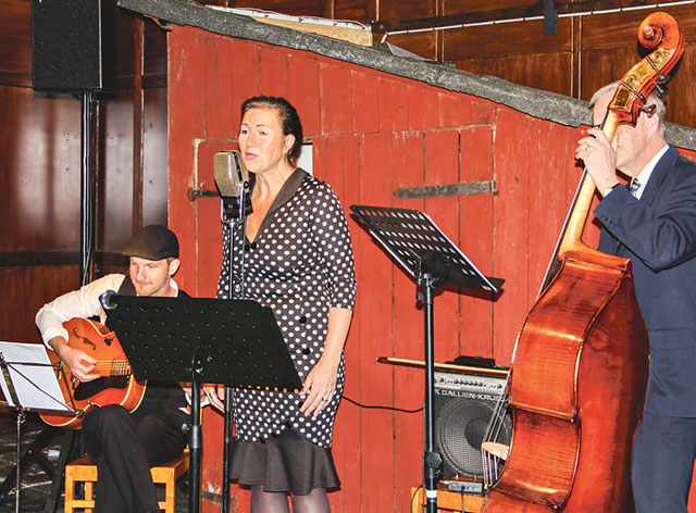 Lenas trio från Linköping underhöll med tidstypisk musik
