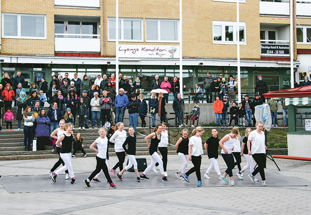 Kulturskolans dansare visar upp sig nere på torget och den stora publiken står ovanför i trappor och på avsatse