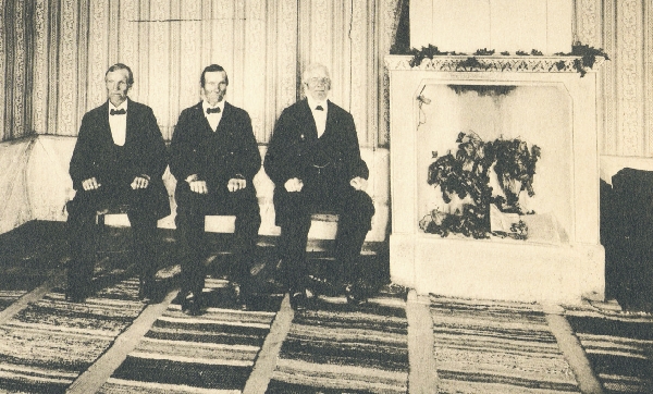 De tre bröderna August, Anton och Sven i salen hemma i Kullnas i Långserum.