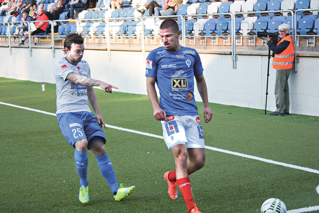 Victor Nilsson, IFK Värnamo, och Shkodran Maholli, ÅFF, bevakar bollens passering av kortlinjen.