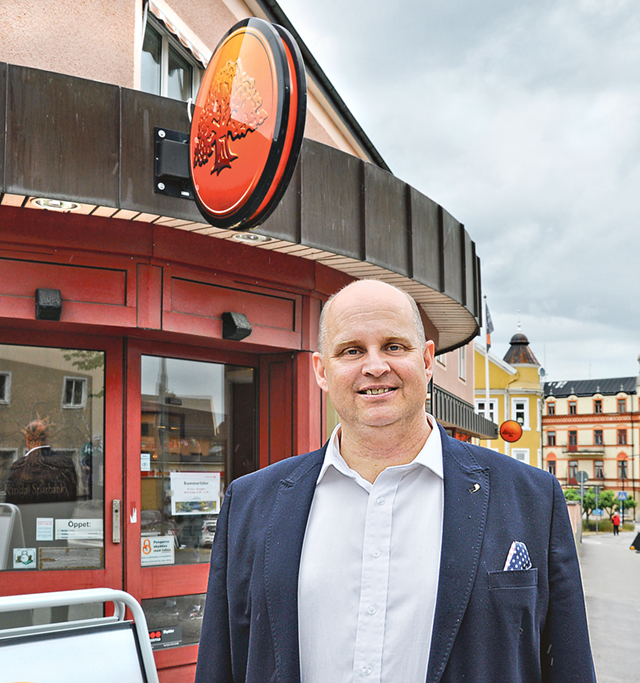 Johan Widerström, vd Kinda- Ydre sparbank, utanför bankkontoret i Kisa.