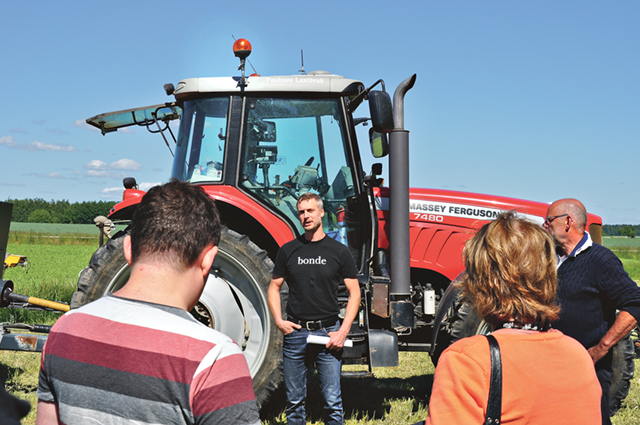 Vid traktorer och lantbruksmaskiner på Grebstad gård berättade, Jakob Andersson, LRF, om hur det förhåller sig med den svenska maten.