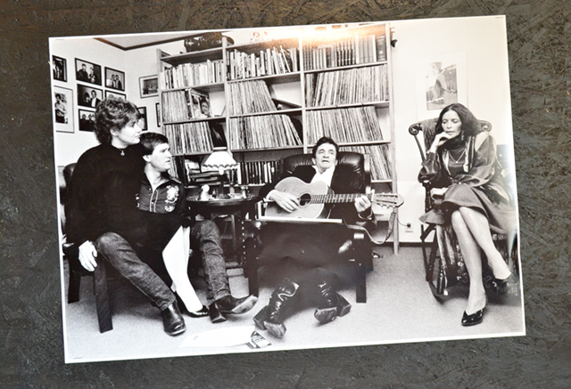 En bild av gemenskap, Lasse med sin fru Gunnel och Johnny Cash med June Carter vid besöket hemma hos Lindfors i Åby.