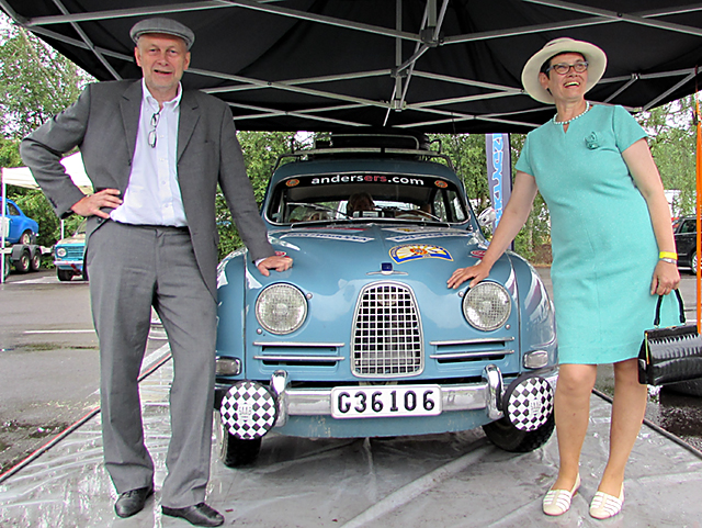 Vinnaren Sibylla Gustafsson med sin Saab 96 från 1961. Sibylla blev stolt vinnare i klassen Regularity Elite i MIdnattsolsrallyt. Kartläsare var Rolf Ax.
