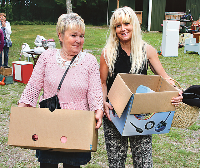 Systrarna Ulla och Malin Cederin hade fyndat var sin låda.