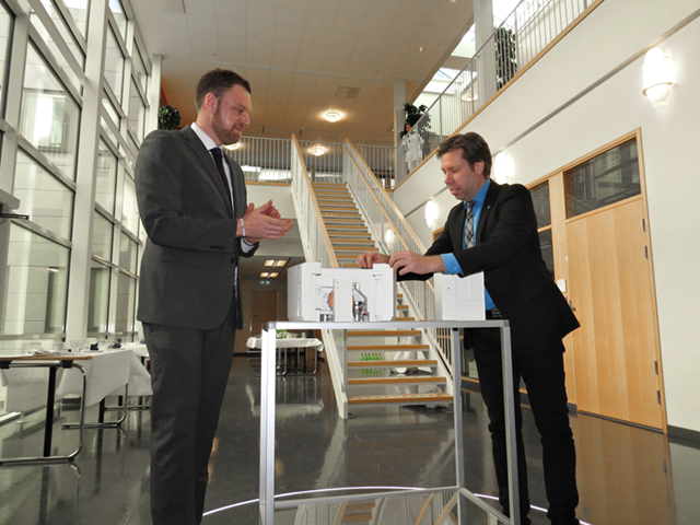 Regionråd Christoffer Bernsköld och regiondirektör Mats Uddin, inviger genom att öppna en miniatyr av Cyklotronen.