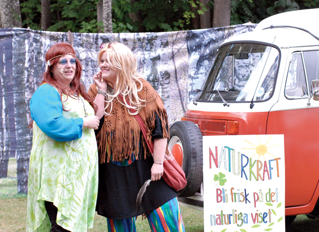 Doris (Ingeli Nilsson) och Jane (Katrin Kyrling- Fri) är två hippies som dyker upp med sin Folkabuss.