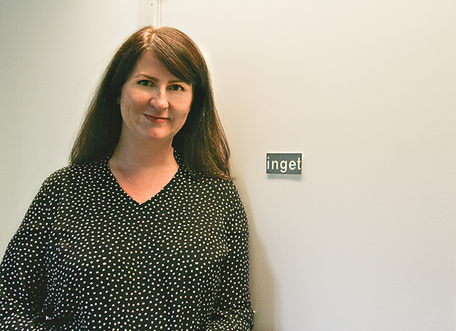 Maria Jönsson, kulturstrateg i Vadstena, gillar dörrskylten med texten ”inget” i kommunhuset.