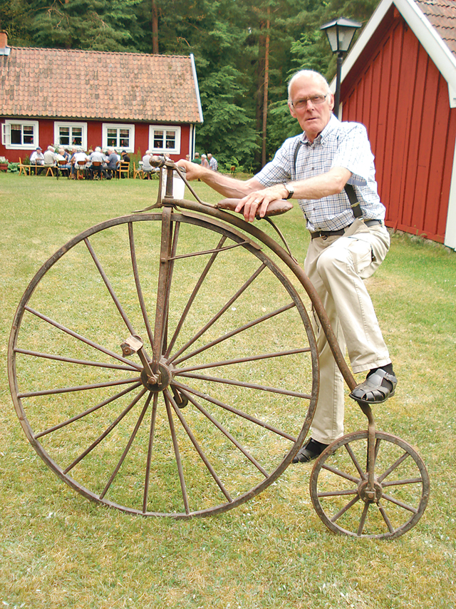 Ragnar Andersson, en trogen medlem, demonstrerar den gamla cykeln som tillverkats på 1800-talet av en lokal smed. Att åka på dessa måste varit ett äventyr, kommenterar han.