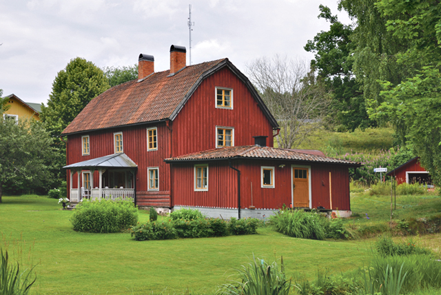Christer Jonsson köpte i början av 1990-talet bostadsbyggnaden vid Wiaholms garvaregård. Med åren har det blivit köp av närliggande hus.
