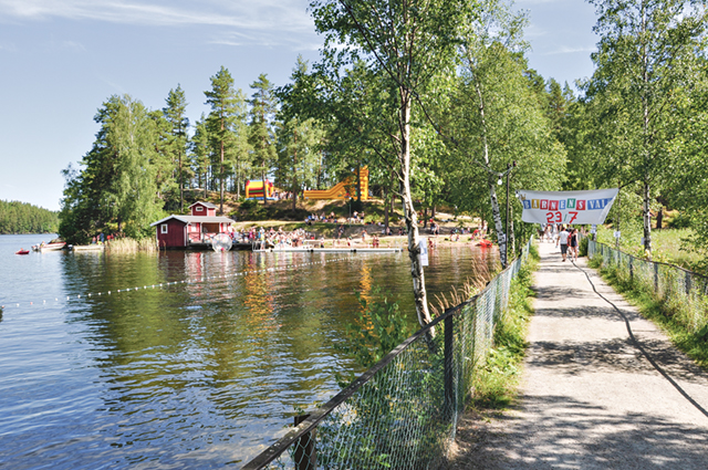 Vägen ut till Valö. Många badade i det härliga vädret. Infällda bilden: Arrangörerna Lovisa Monell och Pär Johansson gör det här för barnens skull och i förlängningen för landsbygden.
