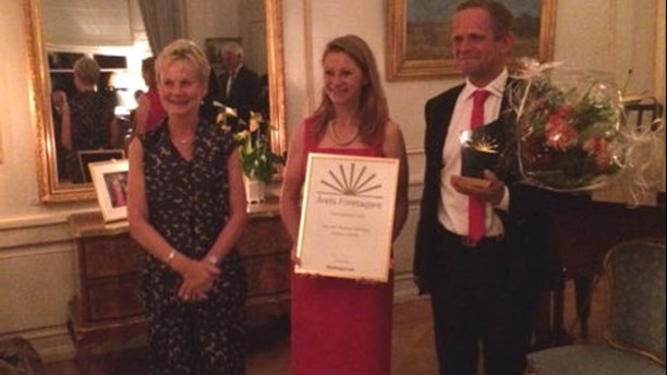 Landshövding Elisabeth Nilsson tillsammans med pristagarna Åsa Orrenius och Thomas Orrenius. Foto: Företagarna