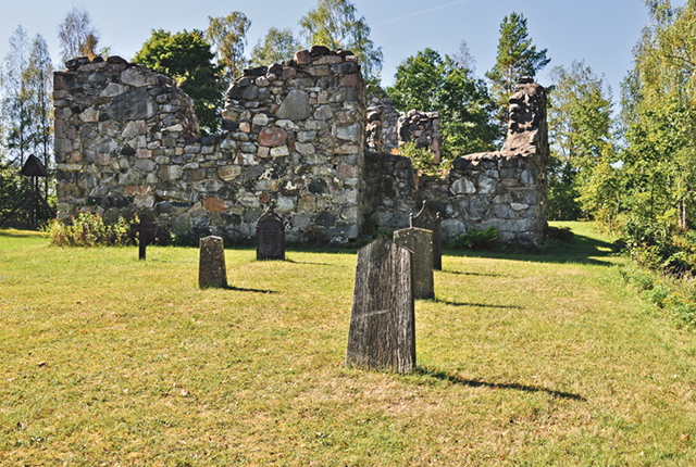 Kyrkan är numera en ruin och det finns bara en handfull gravmarkeringar.