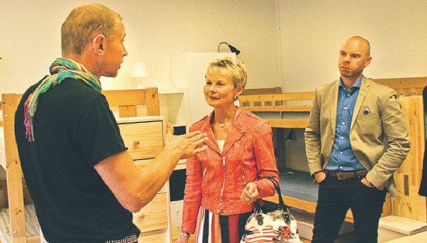 Peter Frejhagen berättar om verksamheten för Elisabeth Nilsson och Daniel Larsson på rundvandring i huset.