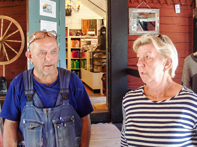 Lena och Stefan har tillsammans förverkligat idén om garnbutiken i Hunnevad.
