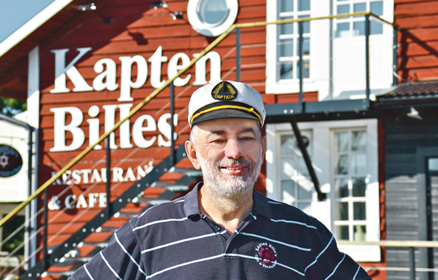 Josef Puschl, alias Kapten Bille, trivs gott på land men har ändå en längtan till sjöss.