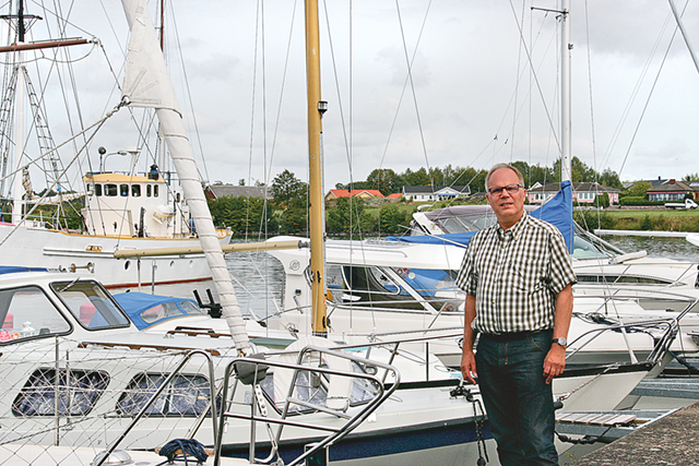 Hamnbolagets ordförande Michael Cornell bland båtarna i hamnen.